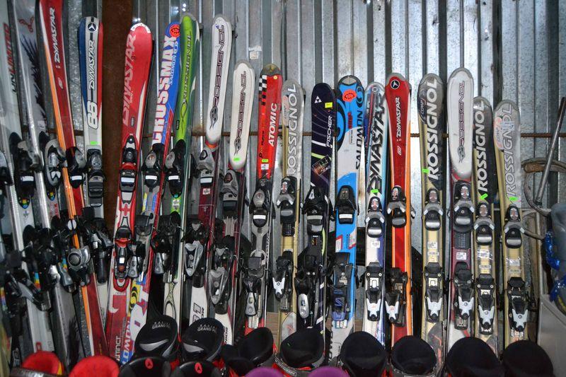 Ski каталог. Зимний спортивный инвентарь. Спортивный инвентарь лыжника. Магазин лыж. Комплект горных лыж.